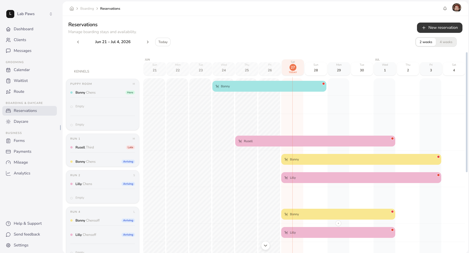 Grooro boarding reservations: a multi-lane kennel timeline with coloured stay bars.